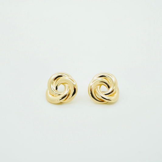 Elegant and classic Italian-made knot earrings crafted from shiny highly polished finish 14K yellow gold. These earrings are the perfect median between stylish and chic, amazing for everyday wear. 
A pair weighs 1.8 grams
Measures 15mm diameter
FREE USPS Priority Mail shipping!
FREE leatherette jewelry box!
Made in Italy. 