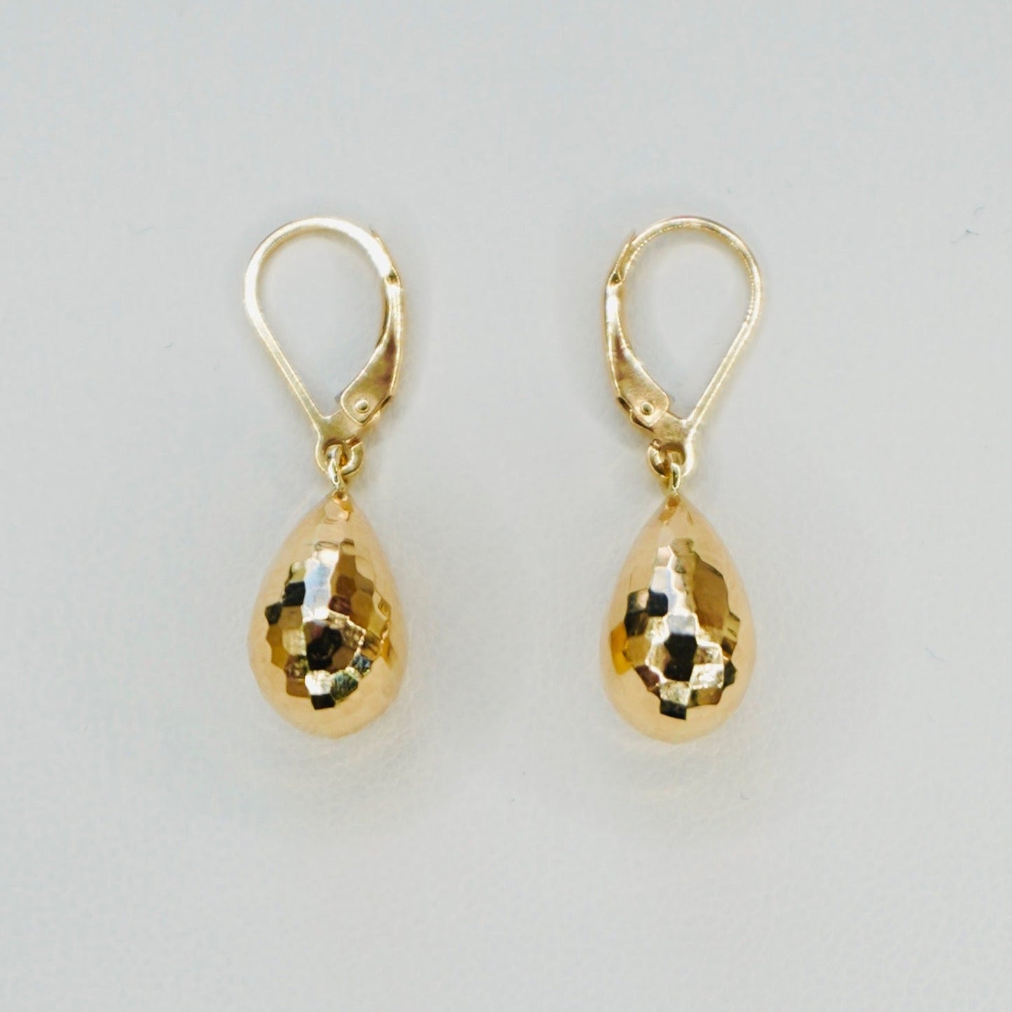Very stylish and elegant, these faceted earrings are crafted in highly polished 14K yellow gold. These earrings are the perfect mix of stylish and chic, amazing for every day wear.
A pair weighs 2 grams
One earring measures 1.25 inches long.
FREE USPS Priority Mail shipping!
FREE leatherette jewelry box!