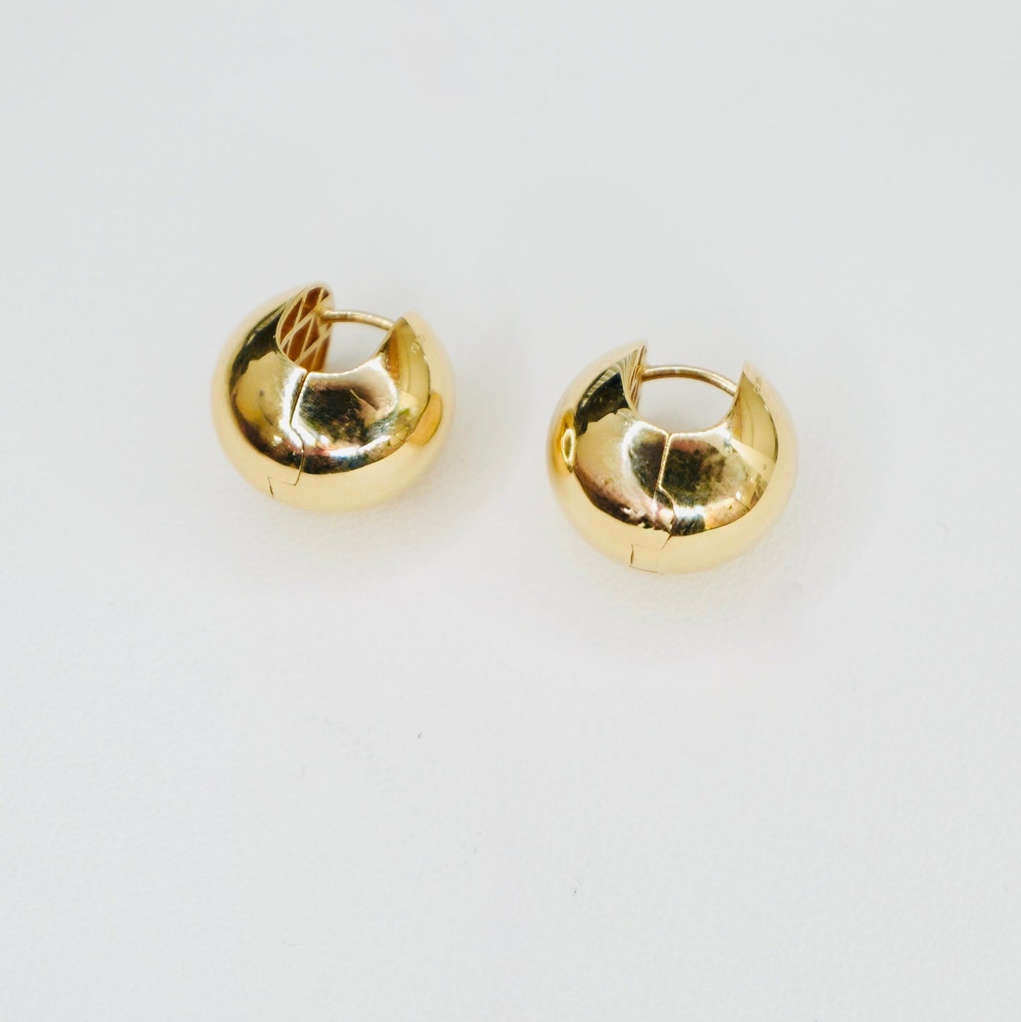 Very stylish and elegant, these huggy earrings are crafted in highly polished 14K yellow gold. These earrings are the perfect mix of stylish and chic, amazing for every day wear.&nbsp;

A pair weighs 6.2 grams&nbsp;

Measures 15mm in diameter

FREE USPS Priority Mail shipping!

FREE leatherette jewelry box!

Made in Italy.&nbsp;