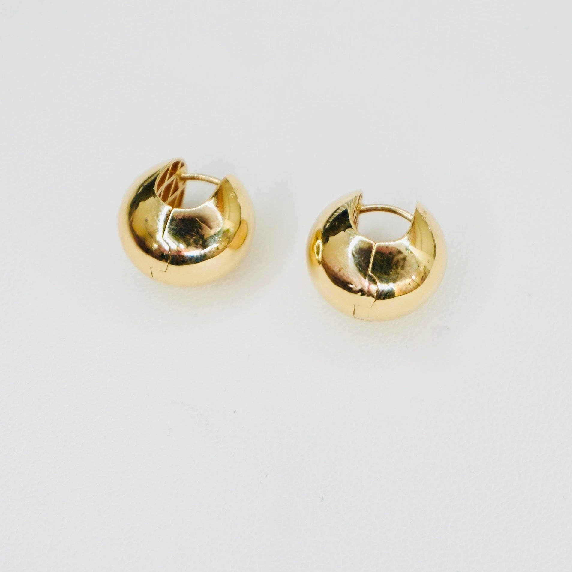 Very stylish and elegant, these huggy earrings are crafted in highly polished 14K yellow gold. These earrings are the perfect mix of stylish and chic, amazing for every day wear.&nbsp;

A pair weighs 6.2 grams&nbsp;

Measures 15mm in diameter

FREE USPS Priority Mail shipping!

FREE leatherette jewelry box!

Made in Italy.&nbsp;